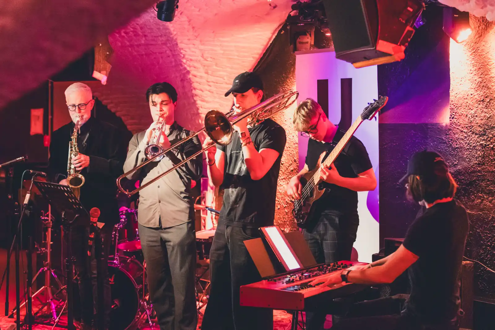 Ulli Jünemann live mit seiner Band auf der Bühne