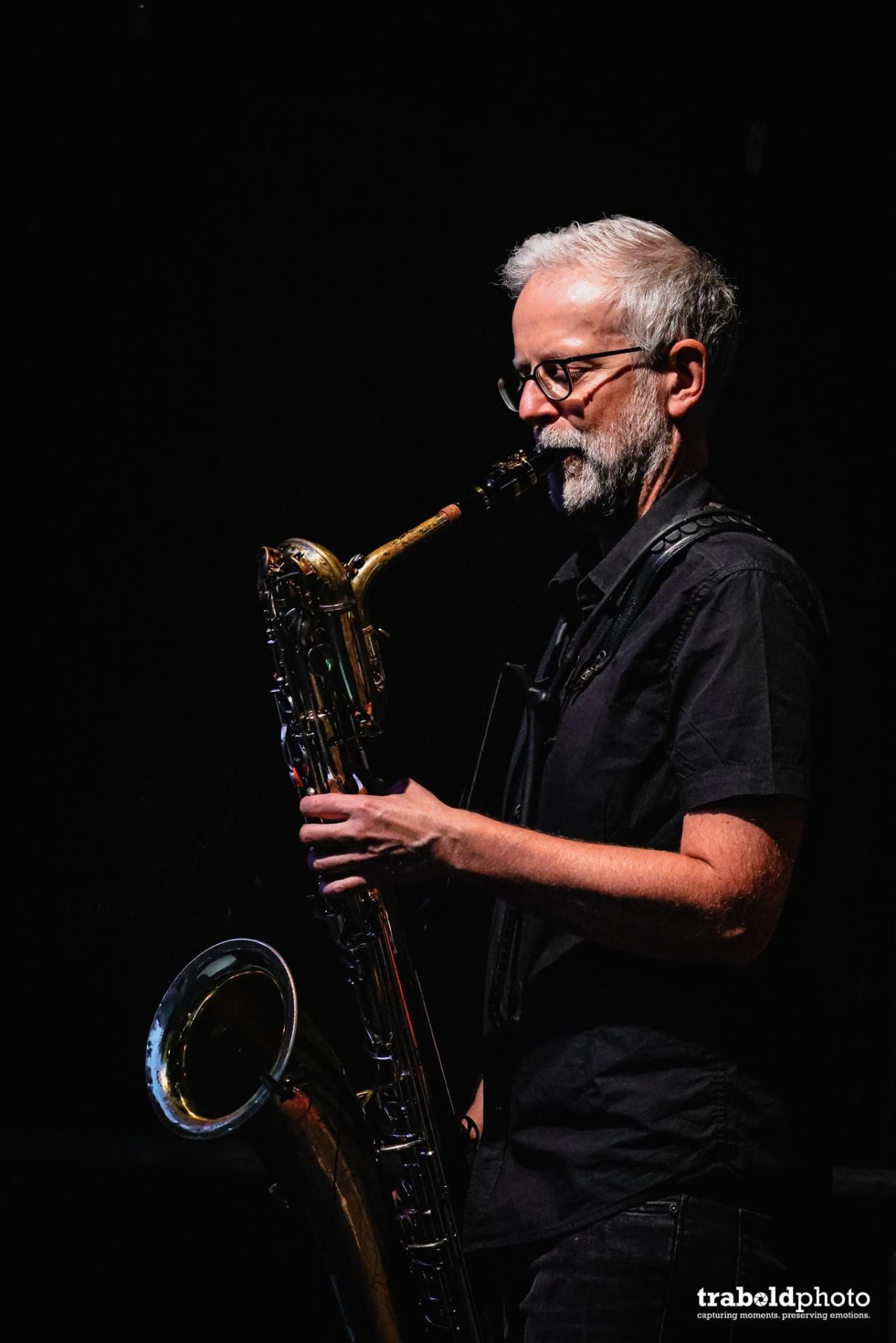 Ulli Jünemann am Baritonsaxophon im Bühnenlicht