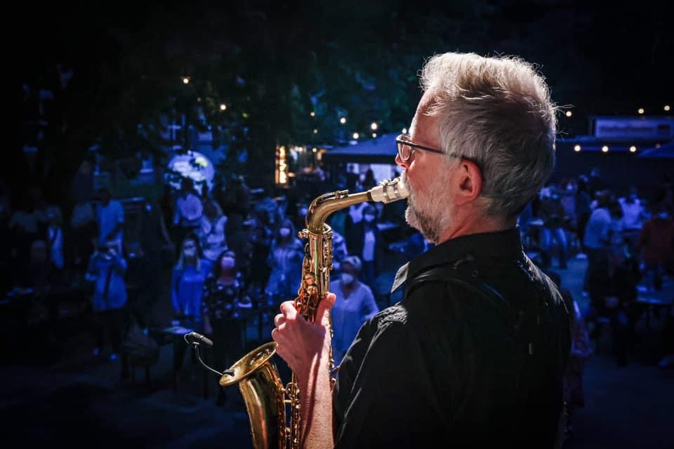 Ulli Jünemann beim Open-Air-Konzert vor Publikum am Abend