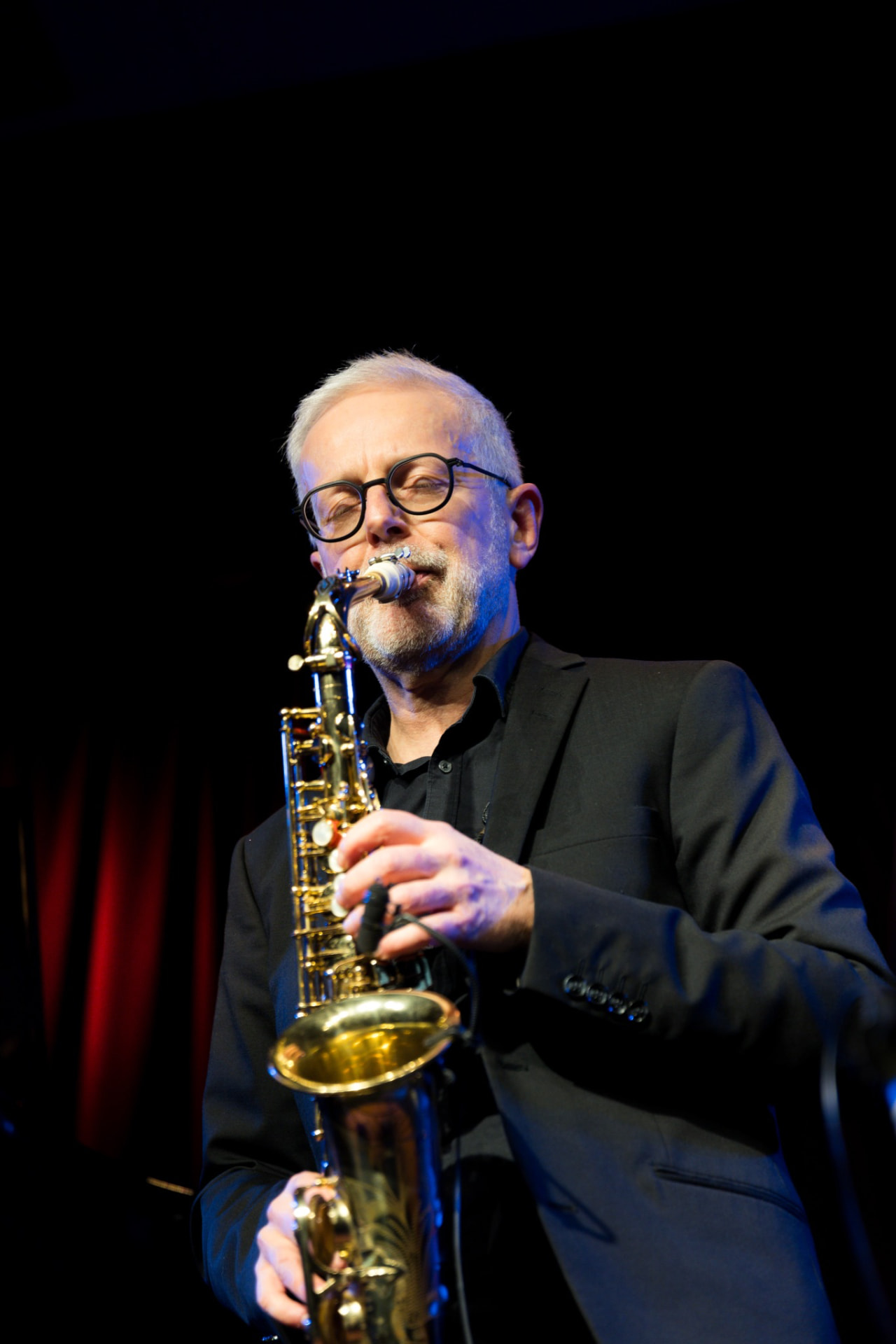 Ulli Jünemann spielt Saxophon auf der Bühne