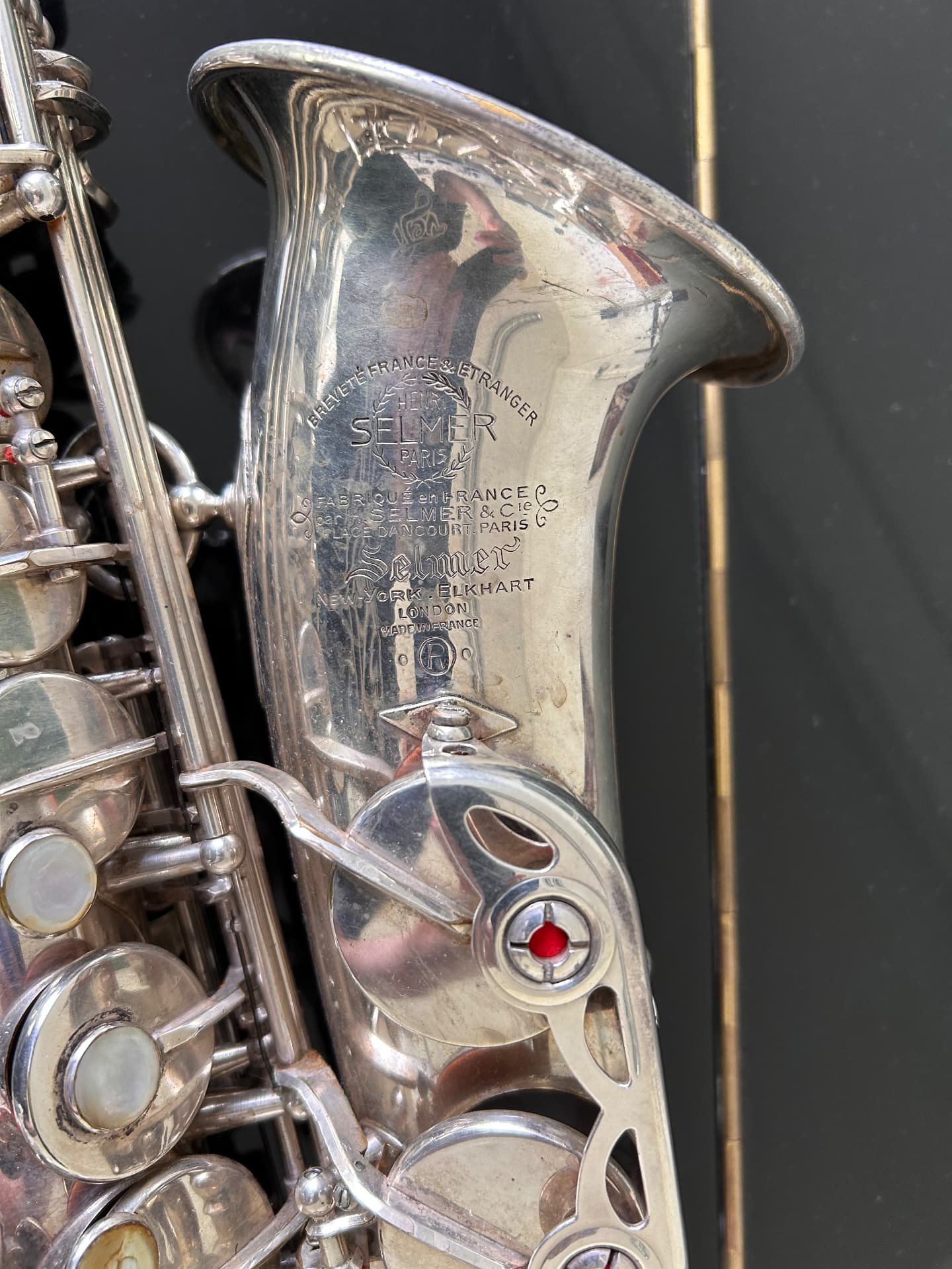 Detailaufnahme des Schallbechers eines Selmer-Saxophons